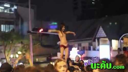 Songkran XXX คลิปหลุดไทย สาวถนนข้าวเหนียว เปิดเต้าเต้นบนรถแดนซ์ ลีลาเย้ายวนแถมนมก็ชวนน่าจับ แก้ผัดเสร็จโชว์ร่อนเอวต่อ เปียกโชกไปทั้งตัวลามไปยันหี เปียกแบบนี้หลังลงรถก็คงไปหาคนเย็ดต่อ